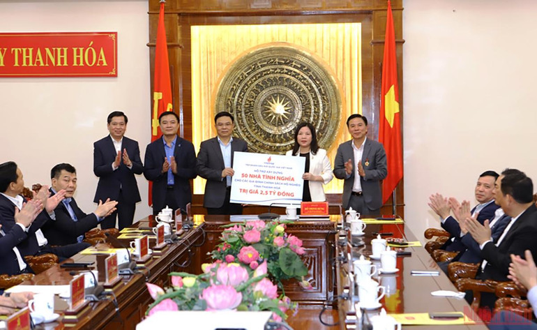 Tập đoàn Dầu khí quốc gia Việt Nam trao 2,5 tỷ đồng để xây dựng 50 ngôi nhà tình nghĩa cho các gia đình ở Thanh Hóa. Cùng chăm lo phát triển tổ chức đảng, đoàn thể trong doanh nghiệp -0
