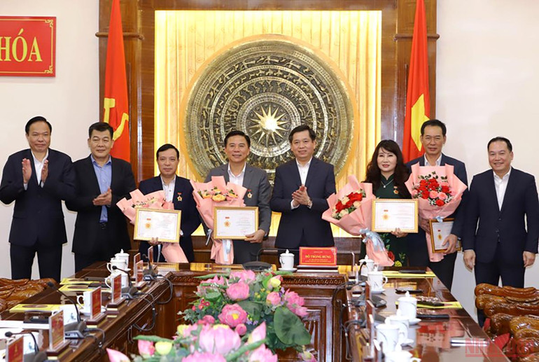 Đảng ủy Khối doanh nghiệp Trung ương trao tặng Kỷ niệm chương Vì sự nghiệp xây dựng Đảng trong doanh nghiệp cho cán bộ tỉnh Thanh Hóa. Cùng chăm lo phát triển tổ chức đảng, đoàn thể trong doanh nghiệp -0