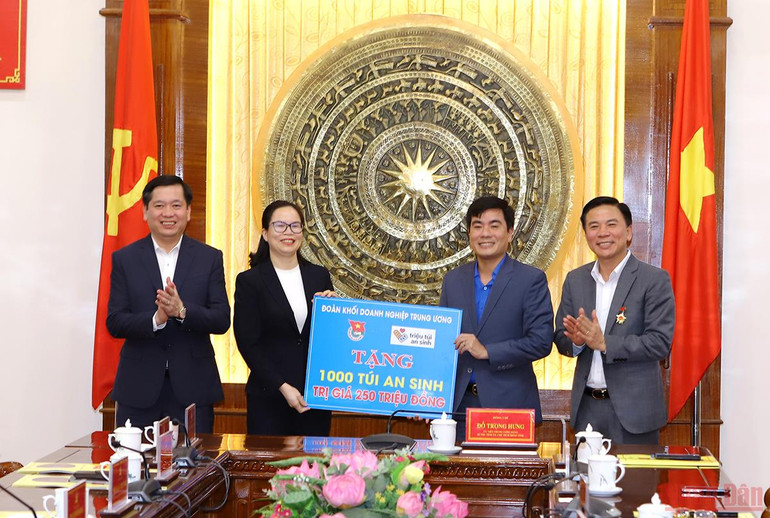 Thông qua Tỉnh đoàn Thanh Hóa, Đoàn Khối doanh nghiệp Trung ương trao 1.000 túi an sinh trao tới người dân. Cùng chăm lo phát triển tổ chức đảng, đoàn thể trong doanh nghiệp -0