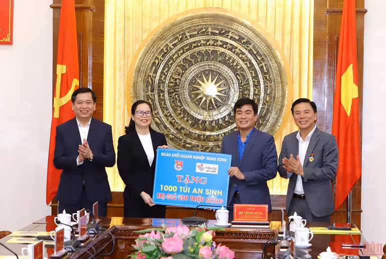 Cùng chăm lo phát triển tổ chức đảng, đoàn thể trong doanh nghiệp -0