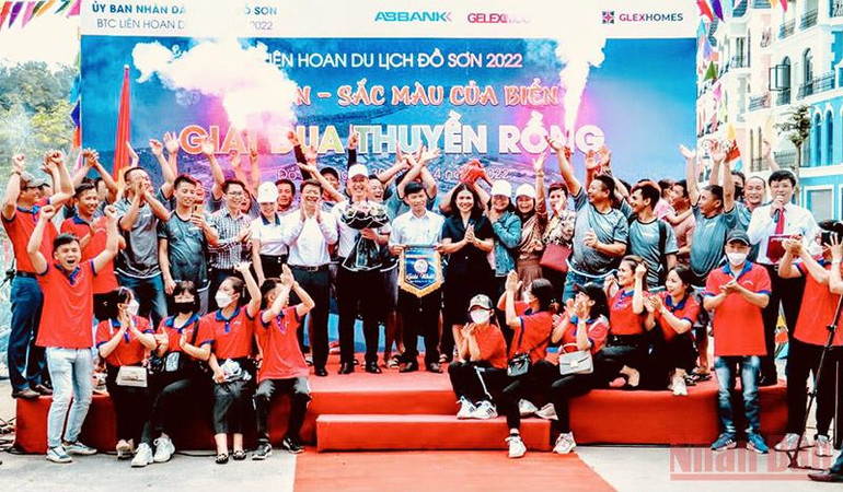 Ban tổ chức trao giải Nhất cho đội đua thuyền rồng Bàng La. Nhiều hoạt động mở đầu Liên hoan du lịch 2022 “Đồ Sơn - sắc màu của biển” -0