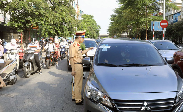 Hà Nội triển khai kiểm tra giấy tờ người dân lưu thông trên đường -0