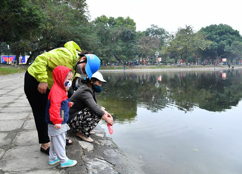 Người dân Hà Nội thả cá chép tiễn ông Táo về trời -0