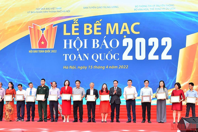 Lễ bế mạc Hội Báo toàn quốc 2022: Tôn vinh những tập thể, đơn vị xuất sắc -0