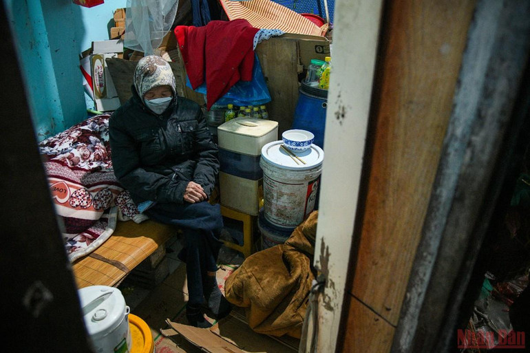 Dân ngụ cư ven sông Hồng chống rét -0