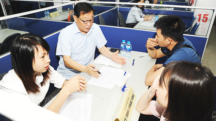 Phỏng vấn tuyển dụng của một doanh nghiệp nước ngoài. Ảnh: SONG ANH Nhiều nhu cầu tuyển dụng tại các khu công nghiệp -0