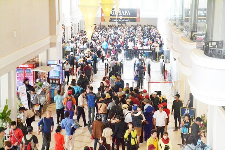 Rất đông du khách đi cáp treo lên đỉnh Phan Xi Păng. Du khách đến Sa Pa tăng vượt dự kiến, đạt hơn 98 nghìn lượt -0