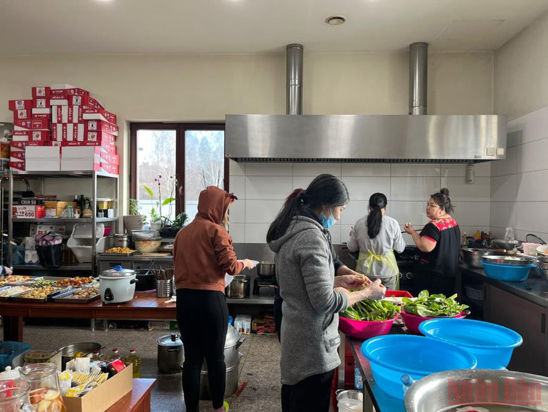 Ấm áp nghĩa tình đồng bào ở Ba Lan -0