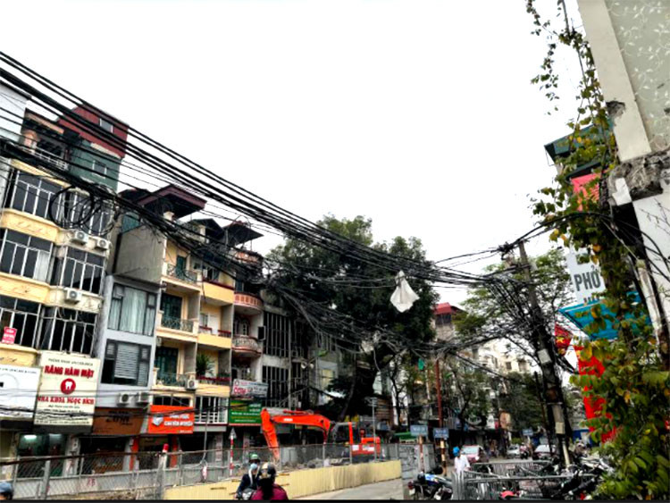 Dây điện sà xuống đường gây nguy hiểm cho người dân -0