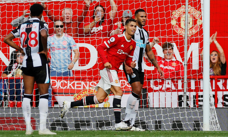 Cận cảnh Ronaldo lập cú đúp trong ngày ra mắt Man United -0