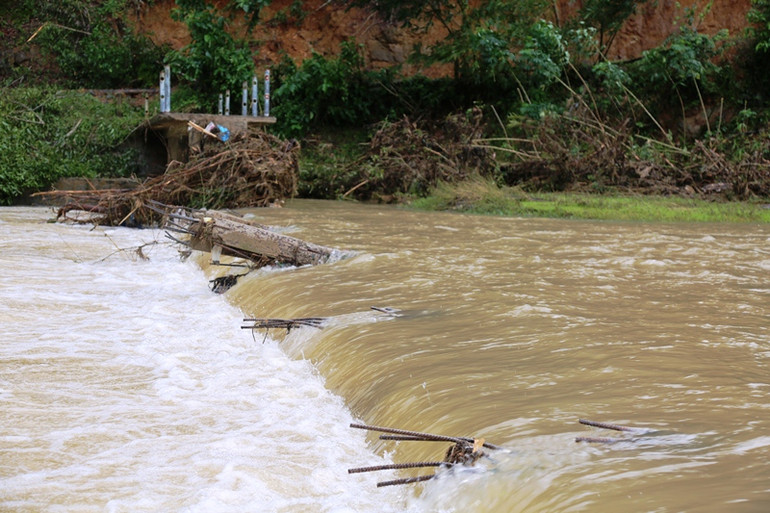 Bão số 12 gây nhiều thiệt hại tại các địa phương -0