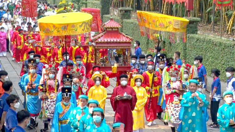 Diễu hành đón rước Lễ. Lãnh đạo, người dân TP Hồ Chí Minh dâng hương tưởng niệm các Vua Hùng -0