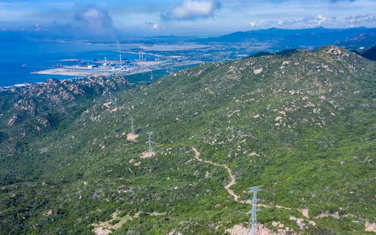 Đường dây 500 kV sẽ kết nối từ TBA đến điểm chuyển Vân Phong-Vĩnh Tân dài 2km và từ điểm chuyên Vân Phong - Vĩnh Tân kết nối nhiệt điện Vĩnh Tân dài 13,5 km. Quá tải lưới điện: Vừa bớt căng, đã lại lo -0