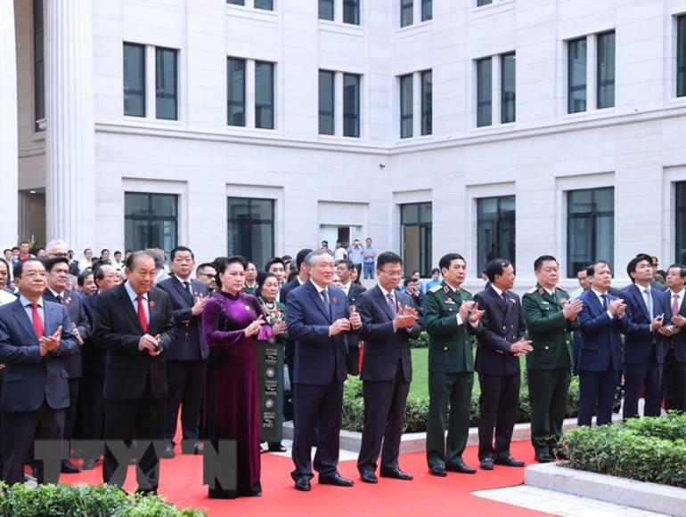 Chủ tịch Quốc hội Nguyễn Thị Kim Ngân và các đại biểu tại Lễ khánh thành Trụ sở Tòa án nhân dân tối cao. (Ảnh: TTXVN) Chủ tịch Quốc hội Nguyễn Thị Kim Ngân dự Đại hội Thi đua yêu nước Tòa án nhân dân -0