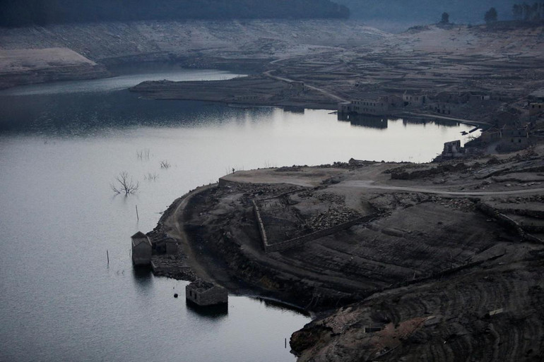 Ngôi làng “ma” giữa lòng hồ ở Tây Ban Nha hút khách du lịch -0