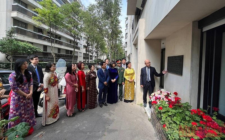 Cũng trong sáng 19/5, cán bộ và nhân viên của các cơ quan đại diện Việt Nam tại Pháp đã tới đặt hoa tại nhà số 9, ngõ Công-poanh thuộc quận 17 ở thủ đô Paris, nơi Chủ tịch Hồ Chí Minh từng sống và hoạt động cách mạng từ năm 1921 đến 1923. Kỷ niệm Ngày sinh Chủ tịch Hồ Chí Minh tại Pháp -0