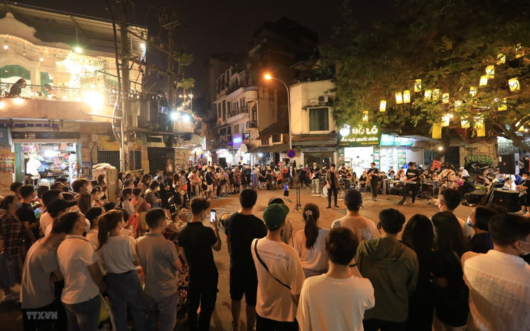 Nhịp sống nhộn nhịp đã quay trở lại phố cổ Hà Nội -0