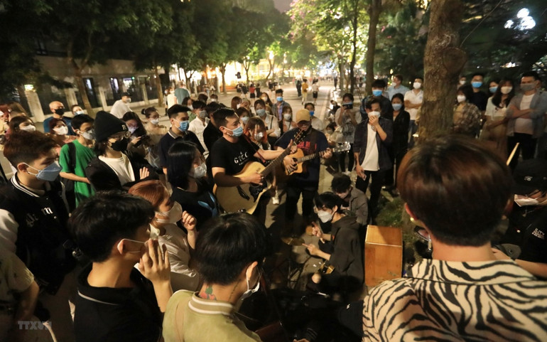 Nhịp sống nhộn nhịp đã quay trở lại phố cổ Hà Nội -0