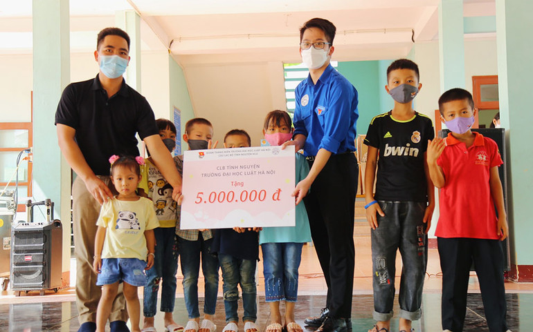 “Trung thu cho em” – Hành trình nhân ái của sinh viên Đại học Luật Hà Nội -0