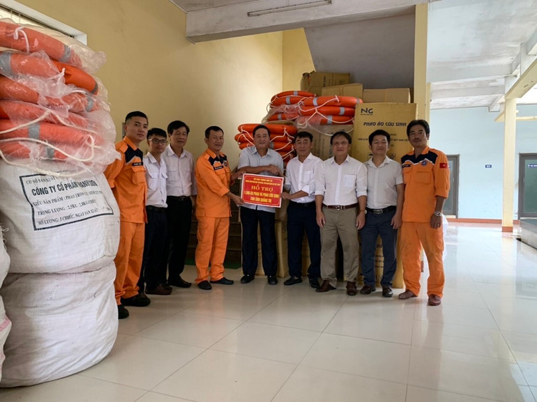 Hàng nghìn áo phao đã đến với người dân vùng lũ -0