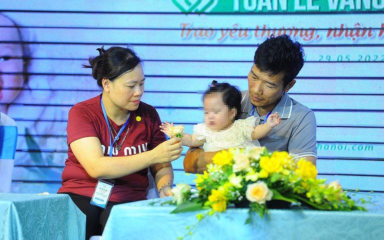 Hạnh phúc vỡ òa của những cặp vợ chồng hiếm muộn -0