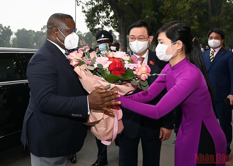 Chủ tịch Quốc hội Vương Đình Huệ tiếp Tổng thống nước Cộng hòa Sierra Leone -1