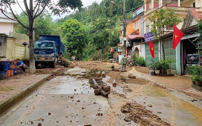 Bùn đất tràn ra mặt đường, ở tuyến phố trung tâm thị trấn Si Ma Cai (Lào Cai). Mưa lớn gây sạt lở đất, ách tắc nhiều tuyến đường giao thông ở Lào Cai -0
