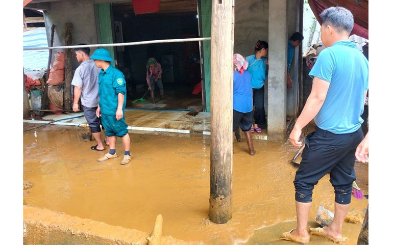 Lực lượng cứu hộ giúp người dân Mường Khương khắc phục hậu quả mưa lũ. Mưa lớn gây sạt lở đất, ách tắc nhiều tuyến đường giao thông ở Lào Cai -0