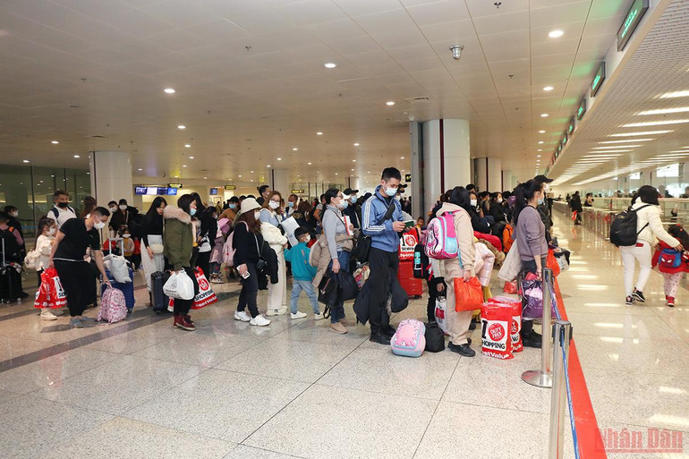 Những công dân Việt Nam tại Ukraine đầu tiên về nước an toàn -0