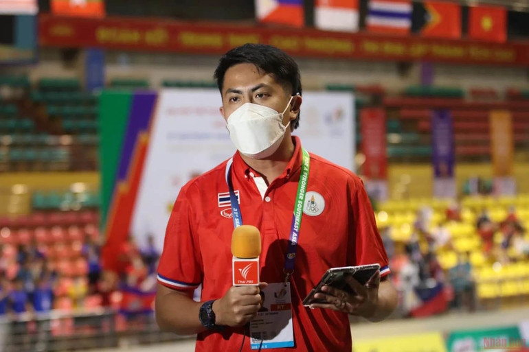 Phóng viên Pongpisit Intaranan (Đài Thailand TBS) tác nghiệp tại SEA Games 31. Phóng viên quốc tế: “SEA Games 31 khiến tôi yêu hơn Việt Nam” -0
