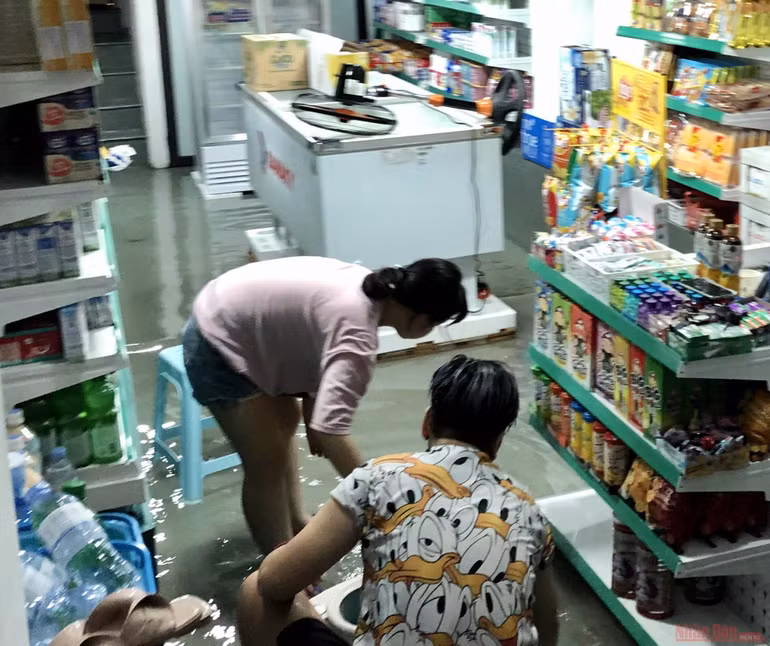 Ngập sâu, ùn tắc giao thông sau trận mưa lớn tại Hà Nội -6