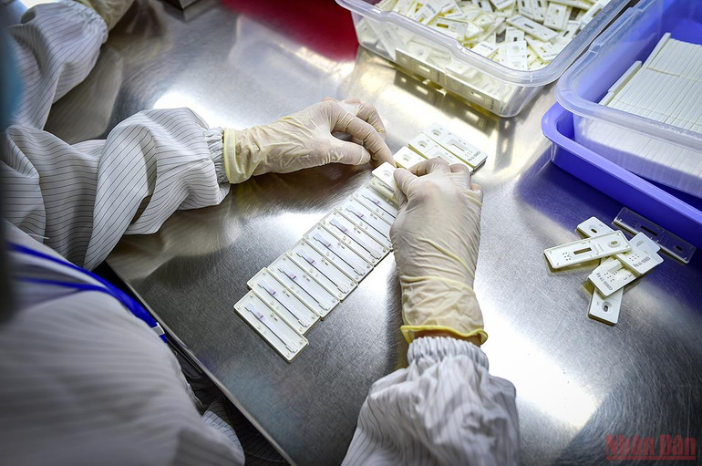 Cận cảnh quy trình sản xuất kit Test nhanh kháng nguyên SARS-CoV-2 “Made in Viet Nam” -0