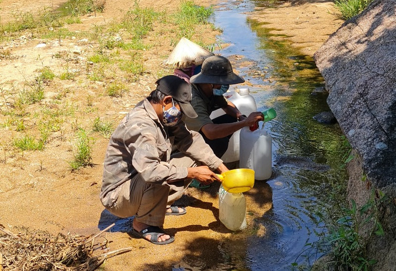 Con suối cạn cách 3km là nguồn nước sạch của bà con làng Canh Lãnh, xã Canh Hòa, huyện Vân Canh. a-2.jpg -0