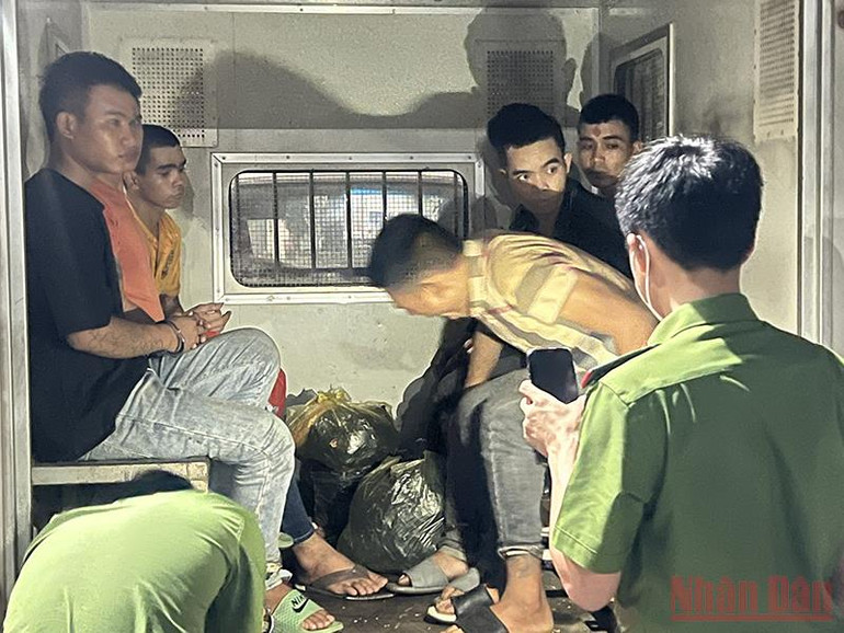 Di lý các đối tượng từ tỉnh Gia Lai về tỉnh Đồng Nai. Bắt 13 đối tượng liên quan vụ giết người ở Đồng Nai -0