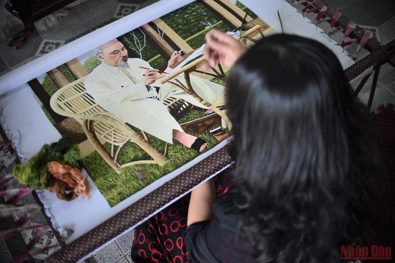 Những bông hồng trong xưởng thêu không định kiến -0