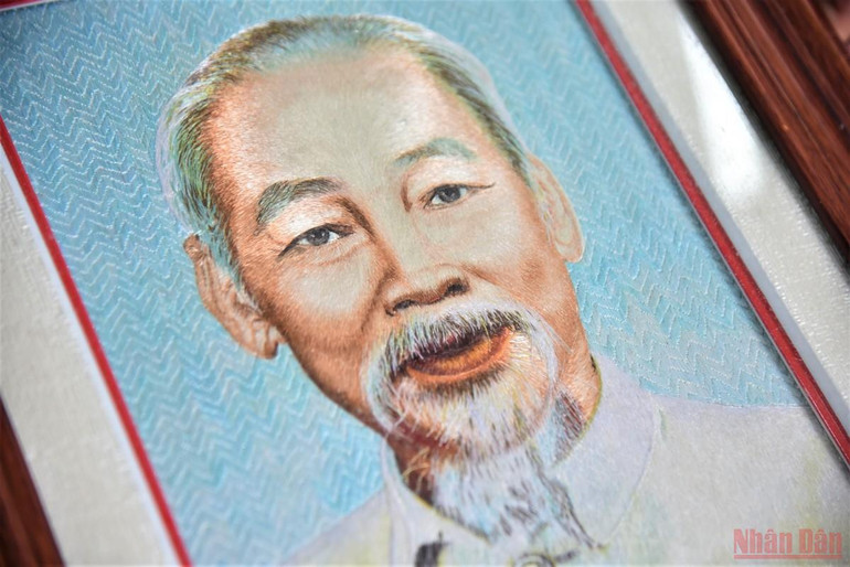 Những bông hồng trong xưởng thêu không định kiến -0