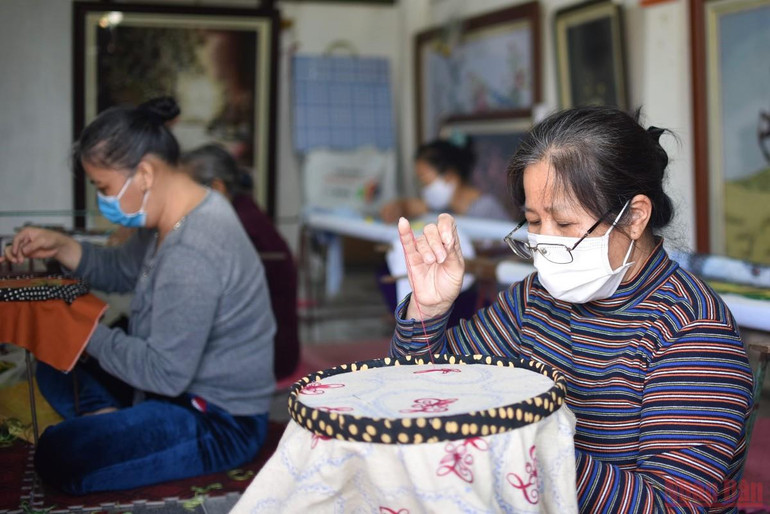 Những bông hồng trong xưởng thêu không định kiến -0