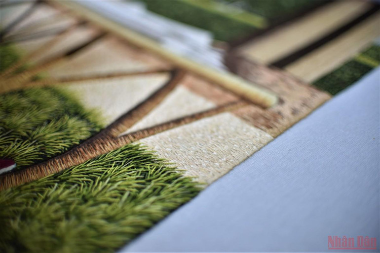 Những bông hồng trong xưởng thêu không định kiến -0