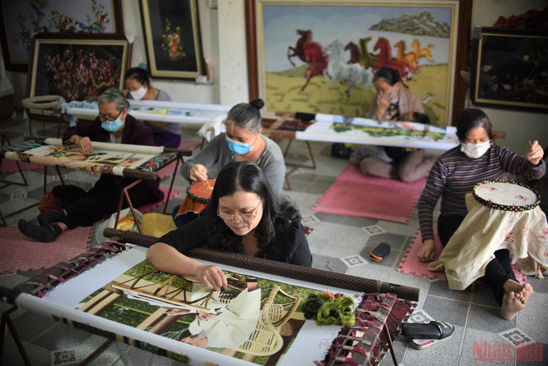 Những bông hồng trong xưởng thêu không định kiến -0