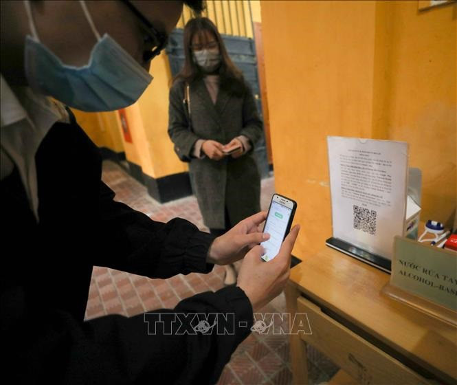 Khách tham quan quét mã QR để khai báo y tế khi vào Nhà tù Hỏa Lò. Ảnh: TTXVN. Sử dụng công cụ số góp phần phát hiện sớm, khoanh vùng dập dịch hiệu quả -0