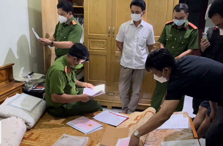 Lực lượng công an khám xét nơi ở của một đối tượng trong đường dây. Triệt phá đường dây sản xuất, buôn bán dầu nhớt giả liên tỉnh -0