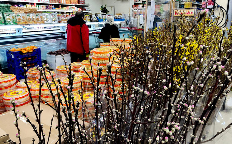 Đi chợ Tết Tân Sửu ở Paris -0