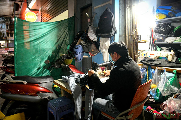 Hà Nội: Người lao động và người vô gia cư căng mình chống chọi với giá rét -0