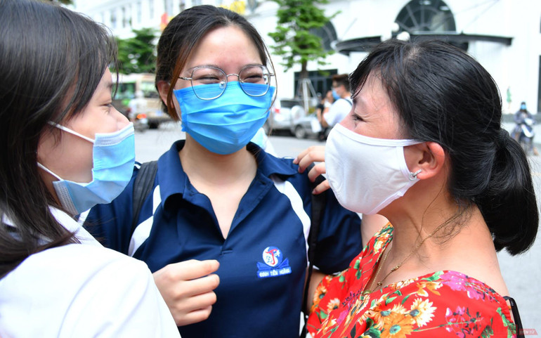 Giáo viên trường THPT Đinh Tiên Hoàng có mặt tại điểm thi Trường THPT Nguyễn Trãi (quận Ba Đình) để chúc mừng nhóm học sinh của mình sau buổi thi môn Ngữ văn. 6_1-1597026469008.jpg