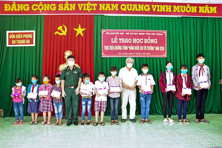 Đại tá Lê Văn Anh, Phó chính ủy BĐBP tỉnh cùng lãnh đạo hội khuyến học tỉnh trao học bổng cho các em học sinh trên địa bàn xã An Thạnh 3, huyện Cù lao Dung. Sóc Trăng trao 200 suất học bổng cho học sinh nghèo khu vực biên giới biển -0