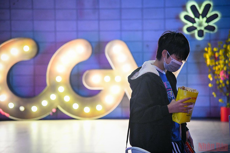 Rạp chiếu phim ở Hà Nội ngày đầu mở cửa trở lại, lượng người đến xem khá vắng -0