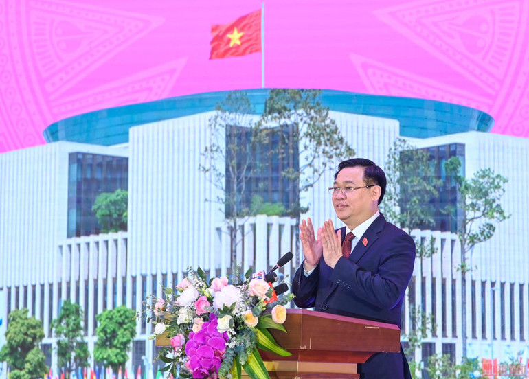 Chủ tịch Quốc hội Vương Đình Huệ phát biểu chúc mừng các nữ đại biểu Quốc hội tại buổi gặp mặt. Nữ đại biểu Quốc hội đóng góp quan trọng nâng cao chất lượng, hiệu quả hoạt động của Quốc hội -0