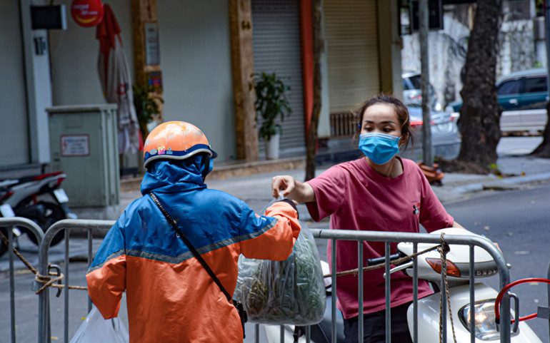 Theo chân shipper giữa ngày giãn cách -0