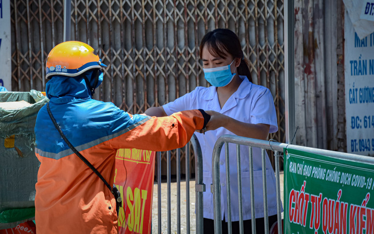 Theo chân shipper giữa ngày giãn cách -0