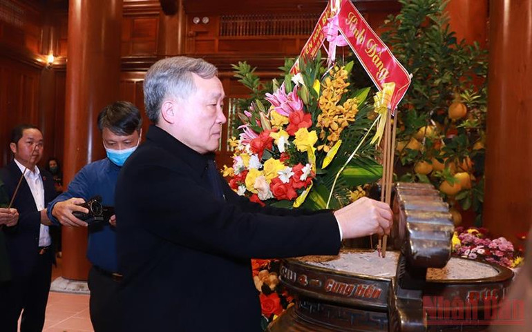 Đồng chí Nguyễn Hòa Bình và đoàn công tác dâng hoa, dâng hương tưởng niệm Chủ tịch Hồ Chí Minh tại Khu Di tích Quốc gia đặc biệt Kim Liên. Chánh án Tòa án nhân dân tối cao Nguyễn Hòa Bình thăm, chúc Tết tại Nghệ An -0